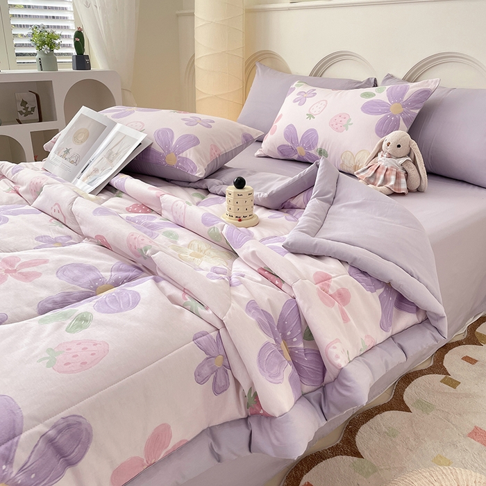 91家纺网 家纺一手货源 找家纺 宜家坊 2025新款全棉夏被碎花卡通小清新简约纯棉夏凉被夏被四件套三件套 泫雅花紫