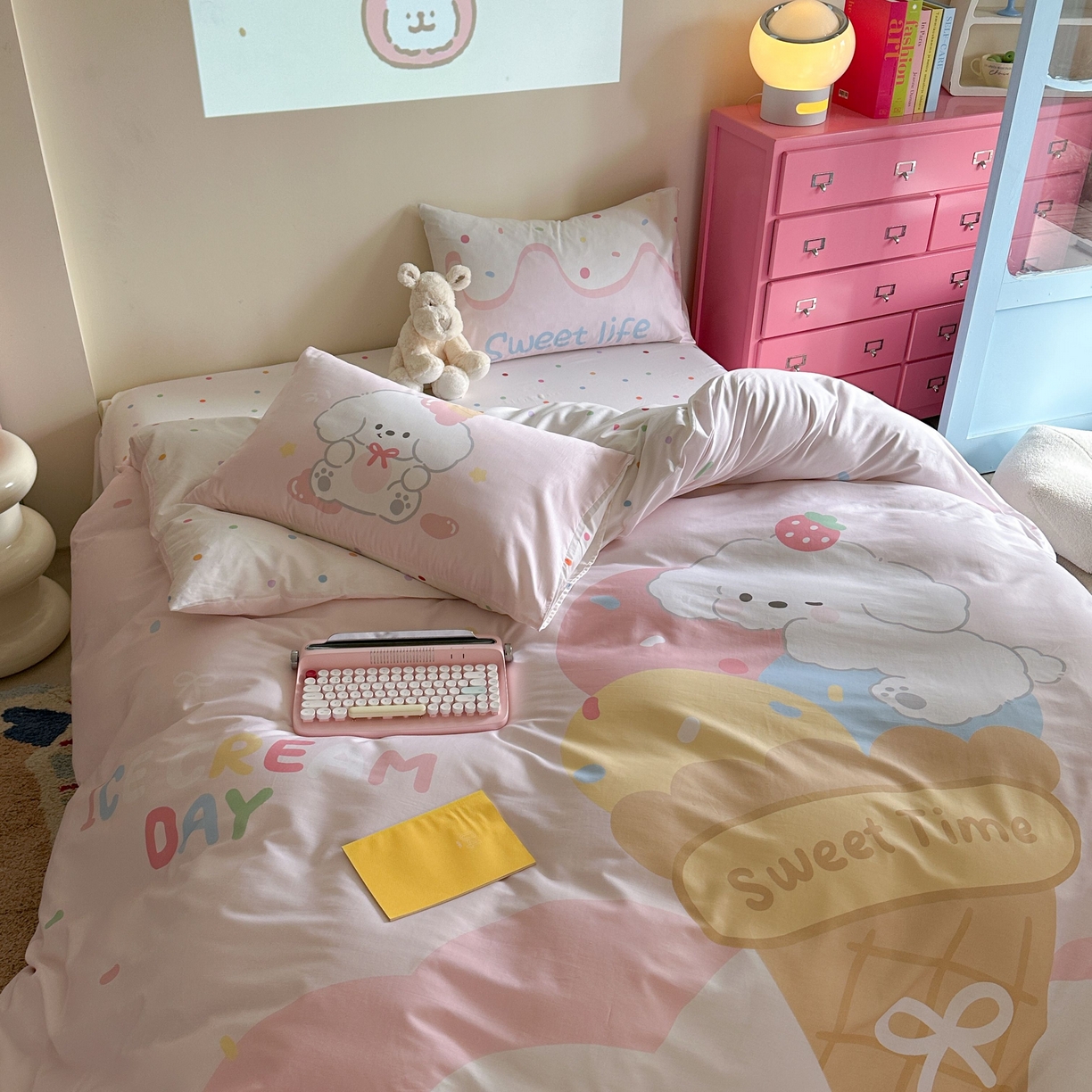 91家纺网 家纺一手货源 找家纺 美乐迪家纺 2025新款大版全棉四件套 冰淇淋小狗