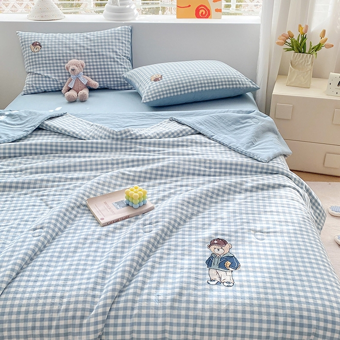 91家纺网 家纺一手货源 找家纺 大境2025新款专版纯棉色织水洗棉刺绣全棉夏被四件套夏凉被 篮球小熊-格子蓝