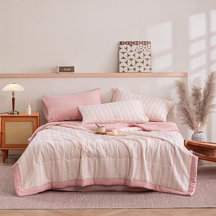 91家纺网 家纺一手货源 找家纺 吾诺 2025 全棉色织泡泡棉双层纱夏被大豆夏被全棉夏被四件套被子被芯 浅粉条