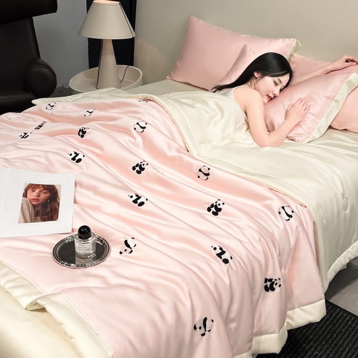 91家纺网 家纺一手货源 找家纺 如一 2024新款满绣系列水洗冰丝夏被四件套熊猫-粉米