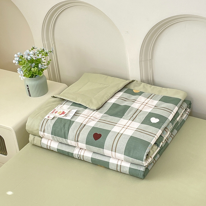 91家纺网 家纺一手货源 找家纺 宜家坊 2025新款全棉夏被碎花卡通小清新简约纯棉夏凉被夏被四件套三件套 爱心格绿