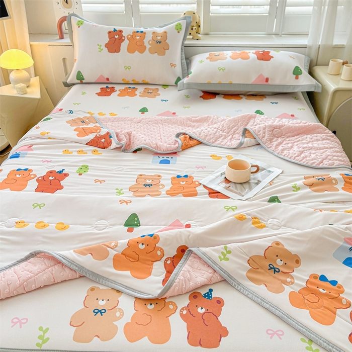 91家纺网 家纺一手货源 找家纺 雯豆2025夏季新品冰丝碳光凉席+凉感丝印花夏被四件套卡通小清新绑带席子四件套 冰丝夏被四件套-小熊伙伴