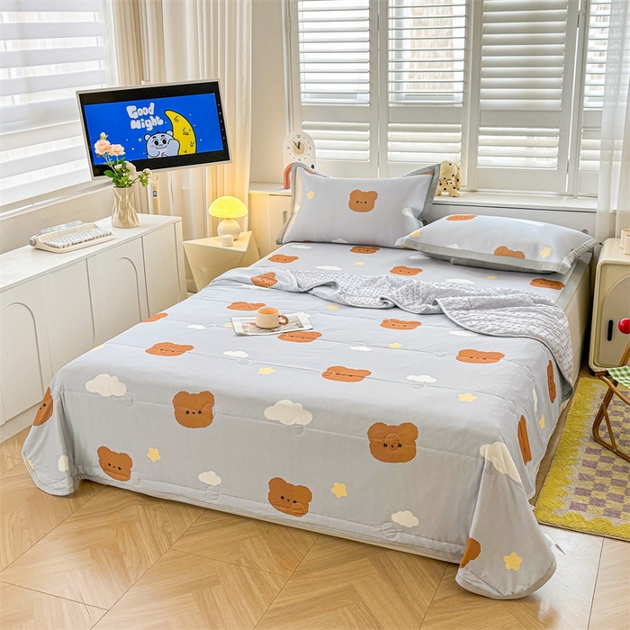 91家纺网 家纺一手货源 找家纺 雯豆2025夏季新品冰丝碳光凉席+凉感丝印花夏被四件套卡通小清新绑带席子四件套 冰丝夏被四件套-布丁小昔