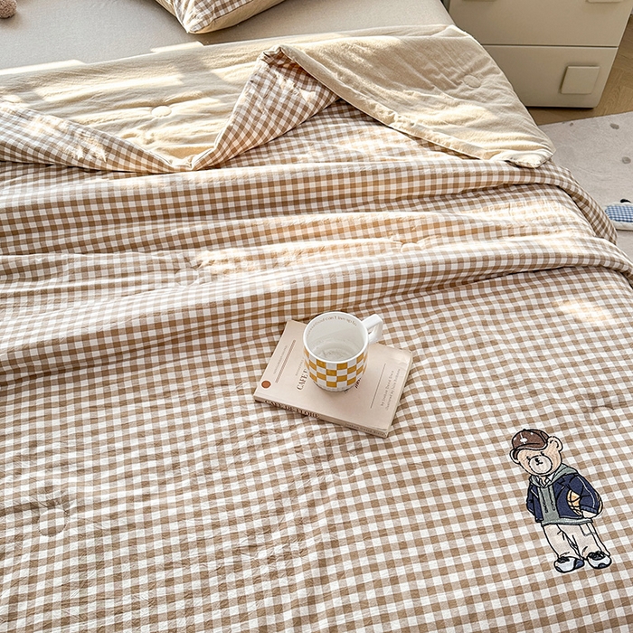 91家纺网 家纺一手货源 找家纺 大境 2025新款专版纯棉色织水洗棉刺绣全棉夏被四件套 篮球小熊-格子咖