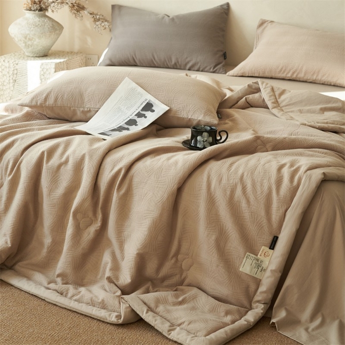 91家纺网 家纺一手货源 找家纺 金鹰 2025新款A类纯棉水洗棉三层流年提花大豆夏被四件套 流年-浅驼