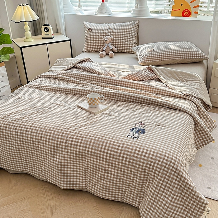 91家纺网 家纺一手货源 找家纺 大境2025新款专版纯棉色织水洗棉刺绣全棉夏被四件套夏凉被 篮球小熊-格子咖