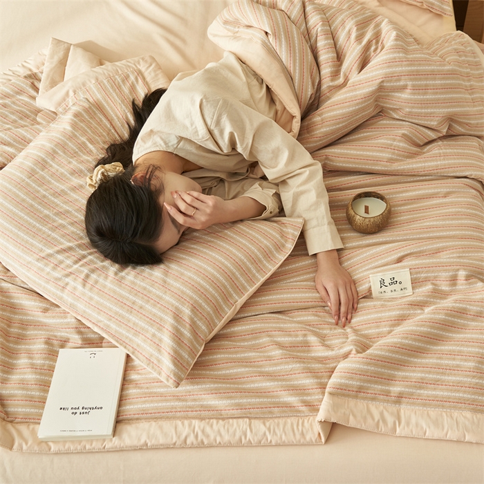 91家纺网 家纺一手货源 找家纺 金鹰 2025新款A类纯棉提花条纹水洗棉大豆全棉夏被空调被四件套 条纹-卡其