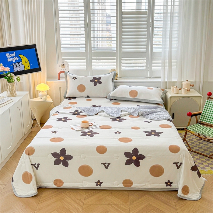 91家纺网 家纺一手货源 找家纺 雯豆2025夏季新品冰丝碳光凉席+凉感丝印花夏被四件套卡通小清新绑带席子四件套 冰丝夏被四件套-五瓣花