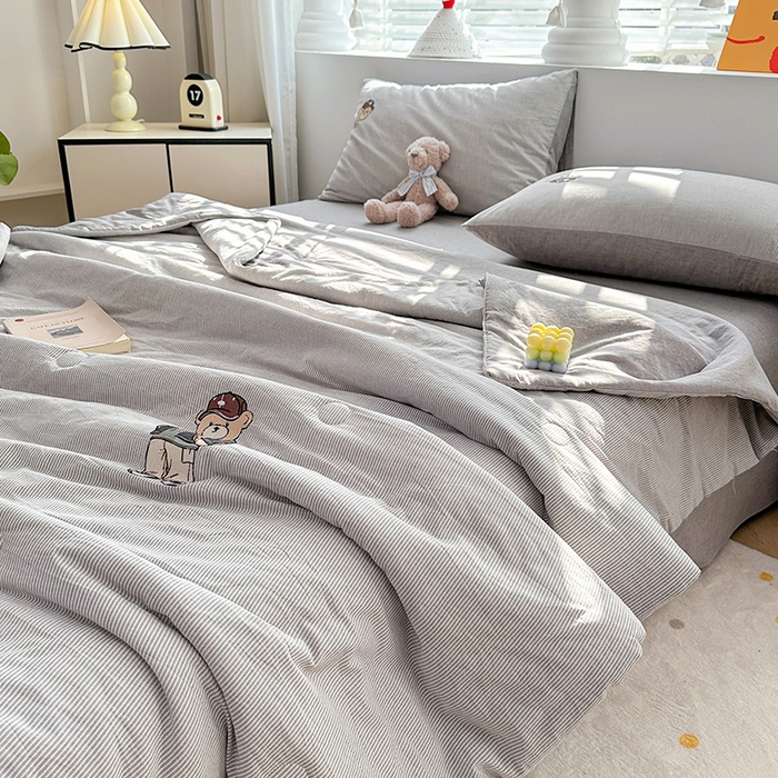 91家纺网 家纺一手货源 找家纺 大境 2025新款专版纯棉色织水洗棉刺绣全棉夏被四件套 篮球小熊-细条灰