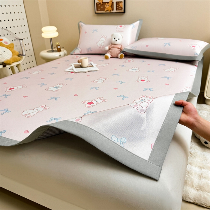 91家纺网 家纺一手货源 找家纺 雯豆2025夏季新品冰藤印花凉席三件套平铺绑带款冰丝凉席三件套 冰藤席-绑带款-爱心兔