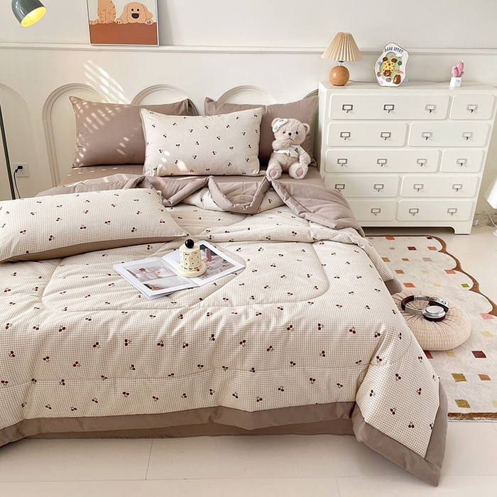 91家纺网 家纺一手货源 找家纺 宜家坊 2025新款全棉夏被碎花卡通小清新简约纯棉夏凉被夏被四件套三件套 樱桃格子红