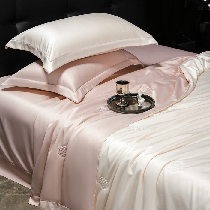 91家纺网 家纺一手货源 找家纺 丽卡家纺 2025新款凉爽鸭天丝夏被四件套 奶油白+卡其