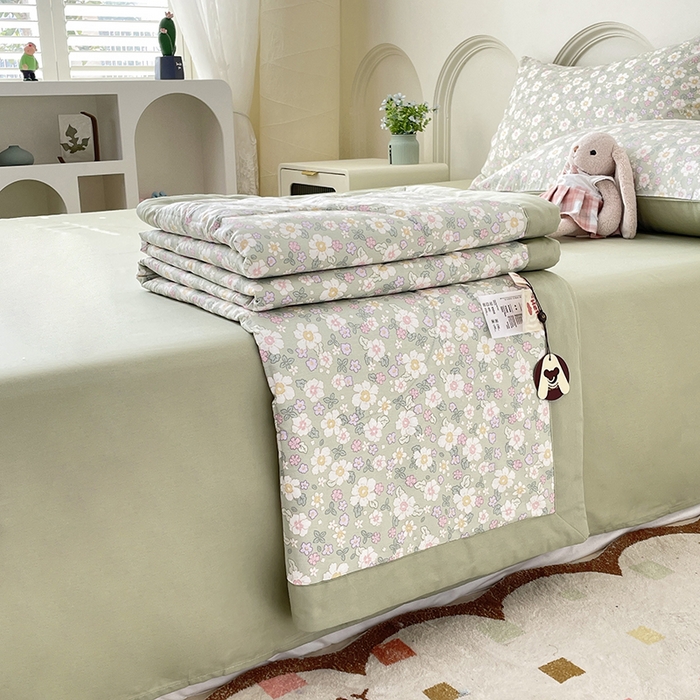 91家纺网 家纺一手货源 找家纺 宜家坊 2025新款全棉夏被碎花卡通小清新简约纯棉夏凉被夏被四件套三件套 木棉花