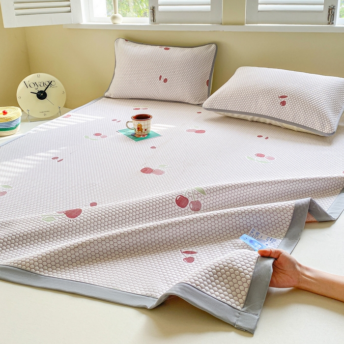 91家纺网 家纺一手货源 找家纺 缦卡琳家纺 2025新款按摩豆豆凉席三件套 樱桃