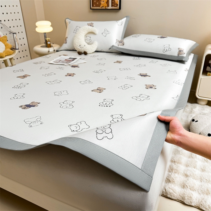 91家纺网 家纺一手货源 找家纺 雯豆2025夏季新品冰藤印花凉席三件套平铺绑带款冰丝凉席三件套 冰藤席-绑带款-米洛熊