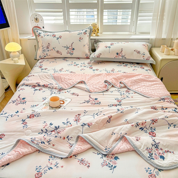 91家纺网 家纺一手货源 找家纺 雯豆2025夏季新品冰丝碳光凉席+凉感丝印花夏被四件套卡通小清新绑带席子四件套 冰丝夏被四件套-闻香玫瑰色