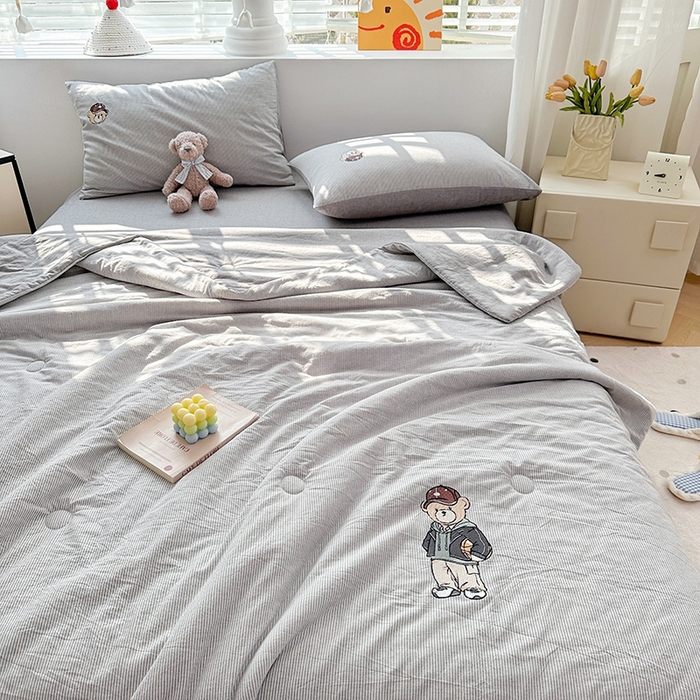 91家纺网 家纺一手货源 找家纺 大境2025新款专版纯棉色织水洗棉刺绣全棉夏被四件套夏凉被 篮球小熊-细条灰
