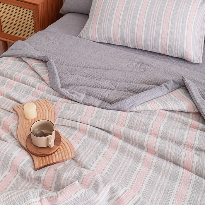 91家纺网 家纺一手货源 找家纺 吾诺 2025 全棉色织泡泡棉双层纱夏被大豆夏被全棉夏被四件套被子被芯 灰粉条