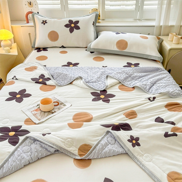 91家纺网 家纺一手货源 找家纺 雯豆2025夏季新品冰丝碳光凉席+凉感丝印花夏被四件套卡通小清新绑带席子四件套 冰丝夏被四件套-五瓣花