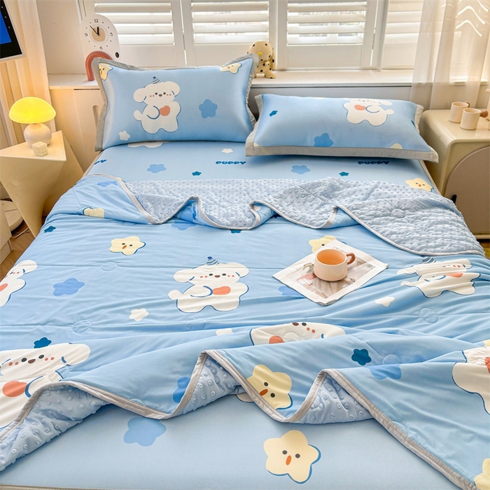 91家纺网 家纺一手货源 找家纺 雯豆2025夏季新品冰丝碳光凉席+凉感丝印花夏被四件套卡通小清新绑带席子四件套 冰丝夏被四件套-星星狗