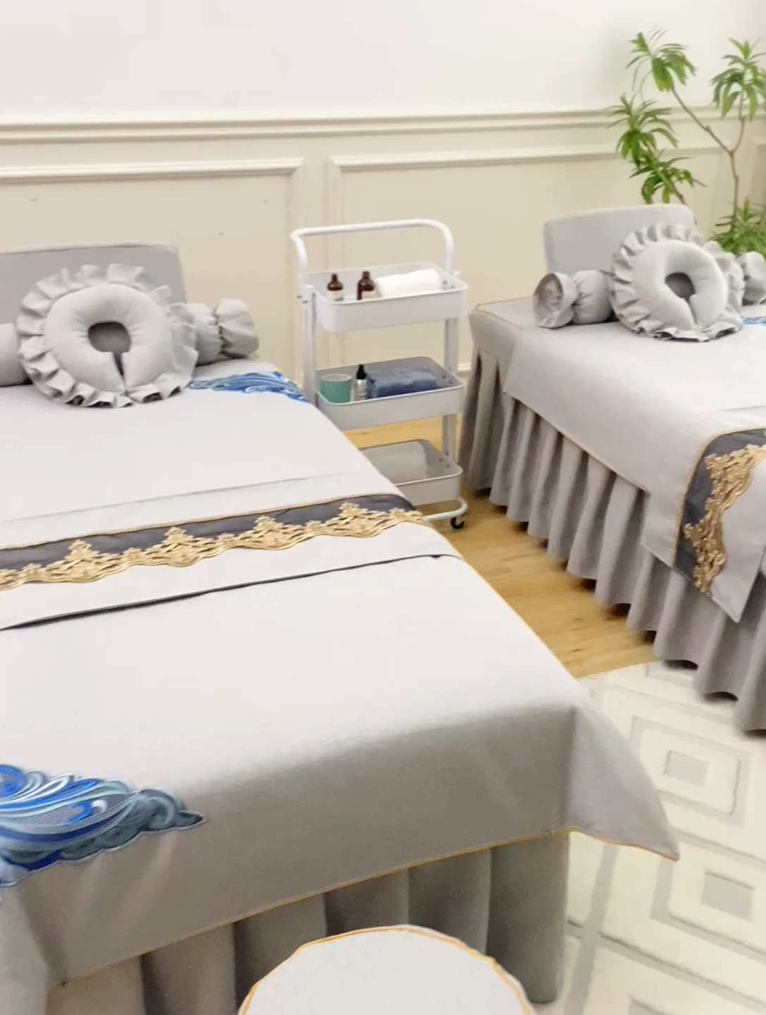 91家纺网 家纺一手货源 找家纺 芙怡 2025春夏新款8026款棉麻绒美 容床罩-角花系列 角花-灰色