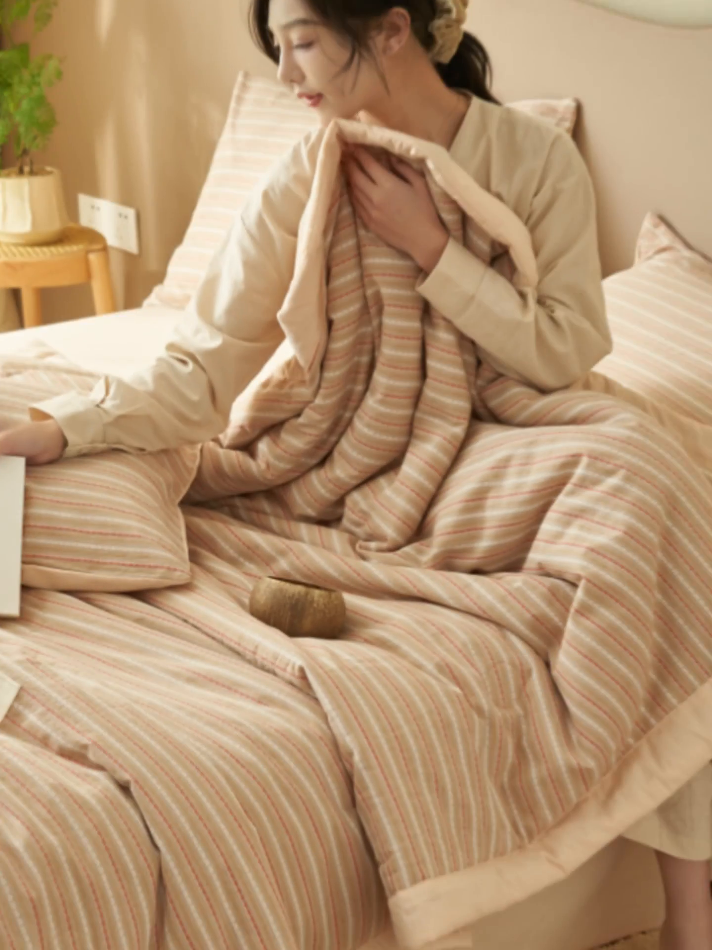 91家纺网 家纺一手货源 找家纺 金鹰 2025新款A类纯棉提花条纹水洗棉大豆全棉夏被空调被四件套 条纹-卡其