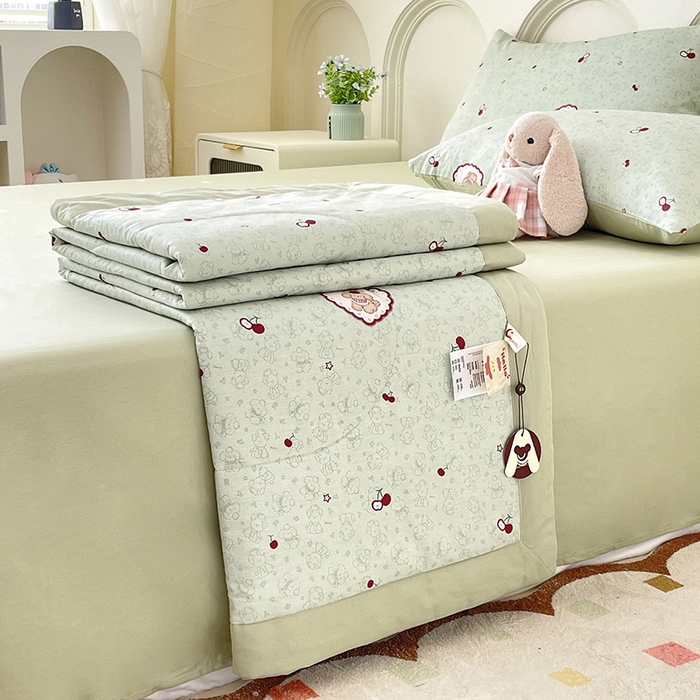 91家纺网 家纺一手货源 找家纺 宜家坊 2025新款全棉夏被碎花卡通小清新简约纯棉夏凉被夏被四件套三件套 小可爱樱桃