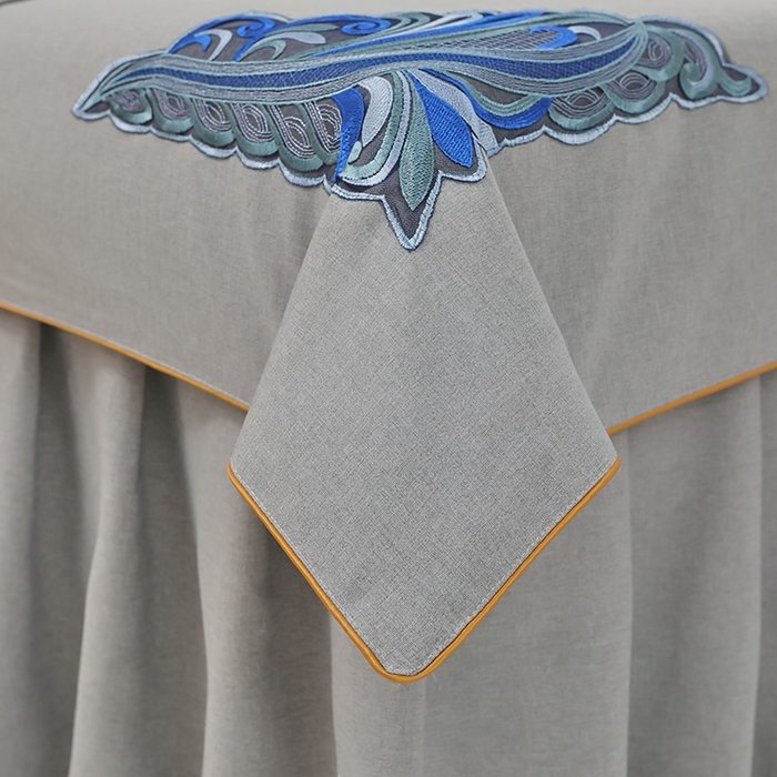 91家纺网 家纺一手货源 找家纺 芙怡 2025春夏新款8026款棉麻绒美 容床罩-角花系列 角花-灰色