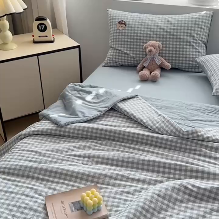 91家纺网 家纺一手货源 找家纺 大境 2025新款专版纯棉色织水洗棉刺绣全棉夏被四件套 篮球小熊-格子蓝