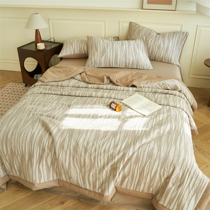 91家纺网 家纺一手货源 找家纺 金鹰 2025新款A类纯棉提花水洗棉全棉空调被大豆夏被四件套 条纹-浅咖