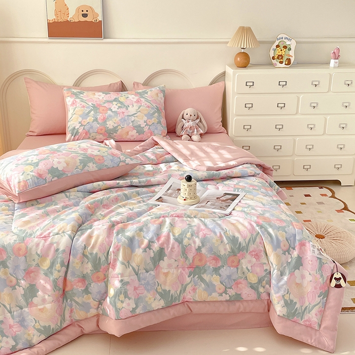 91家纺网 家纺一手货源 找家纺 宜家坊 2025新款全棉夏被碎花卡通小清新简约纯棉夏凉被夏被四件套三件套 郁金花开