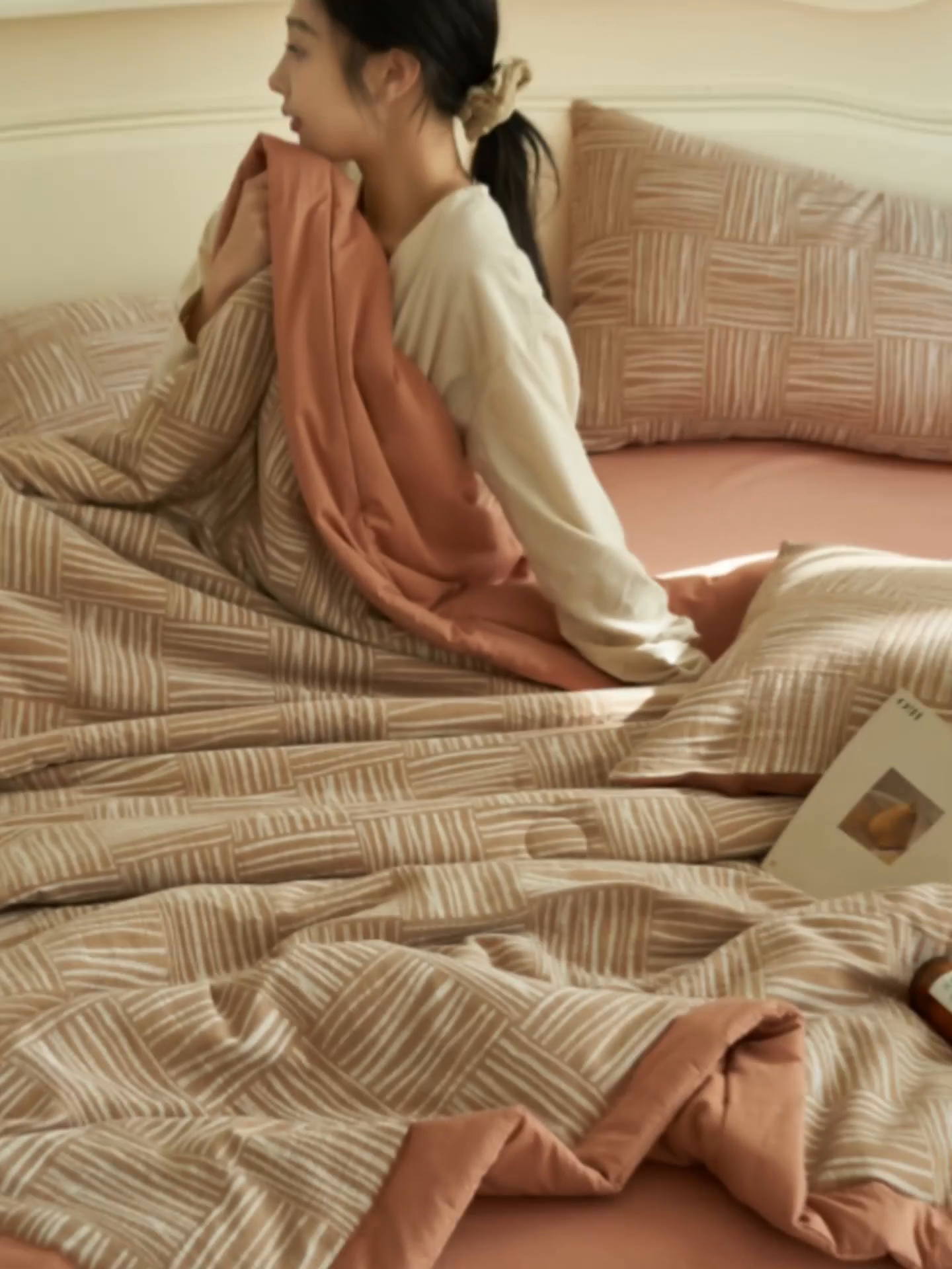 91家纺网 家纺一手货源 找家纺 金鹰 2025新款A类纯棉提花水洗棉全棉空调被大豆夏被四件套 米卡格-粉红