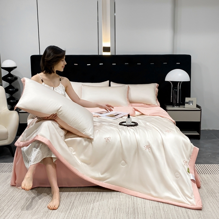 91家纺网 家纺一手货源 找家纺 益多眠 2026新款花朵夏被四件套 蝴蝶结奶白粉