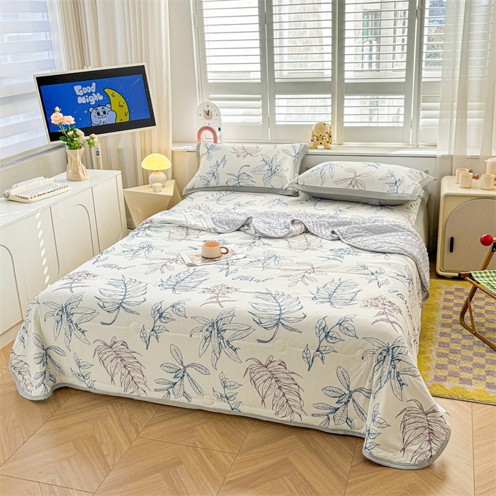 91家纺网 家纺一手货源 找家纺 雯豆2025夏季新品冰丝碳光凉席+凉感丝印花夏被四件套卡通小清新绑带席子四件套 冰丝夏被四件套-迷失