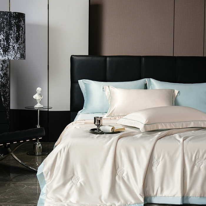 91家纺网 家纺一手货源 找家纺 丽卡家纺 2025新款凉爽鸭天丝夏被四件套 奶油玉+水绿