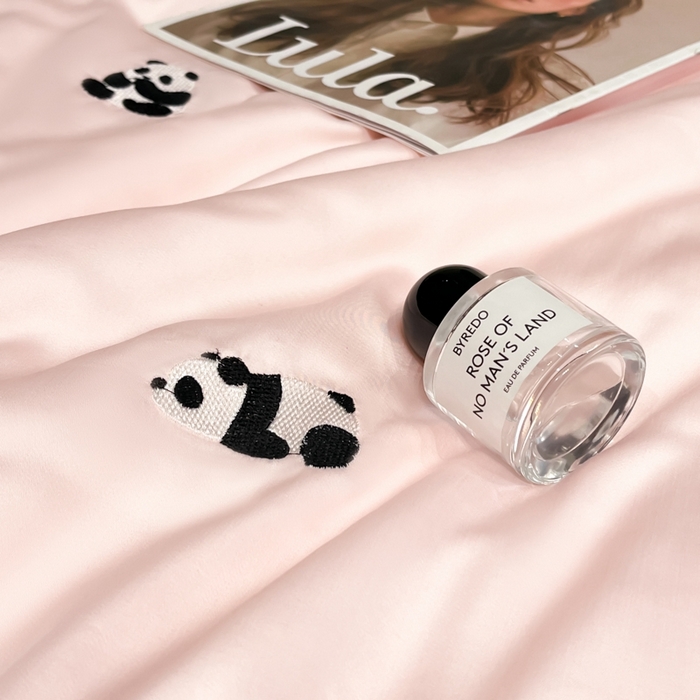 91家纺网 家纺一手货源 找家纺 如一 2024新款满绣系列水洗冰丝夏被四件套熊猫-粉米