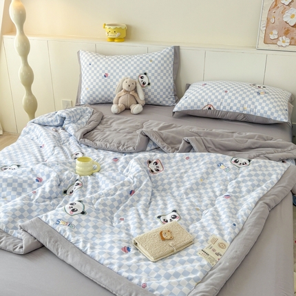 91家纺网 家纺一手货源 找家纺 梦舒羽2025新款小清新系列水洗棉夏被 棋盘小熊