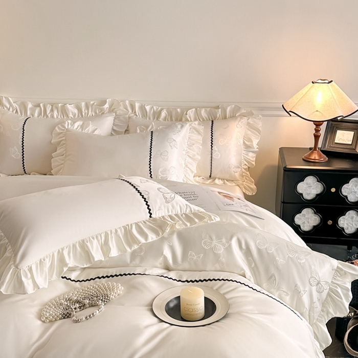 91家纺网 家纺一手货源 找家纺 米彩家纺 2025新款A类水洗真丝亮光浮雕花边四件套 奶昔白