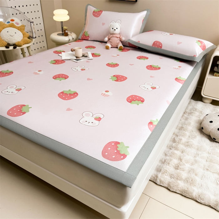 91家纺网 家纺一手货源 找家纺 雯豆2025夏季新品冰藤印花凉席三件套平铺绑带款冰丝凉席三件套 冰藤席-绑带款-草莓兔