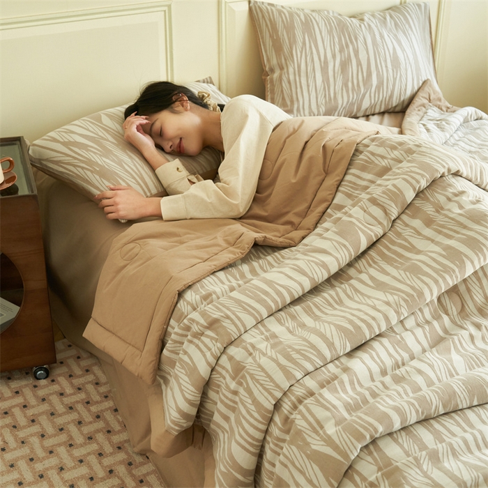 91家纺网 家纺一手货源 找家纺 金鹰 2025新款A类纯棉提花水洗棉全棉空调被大豆夏被四件套 条纹-浅咖