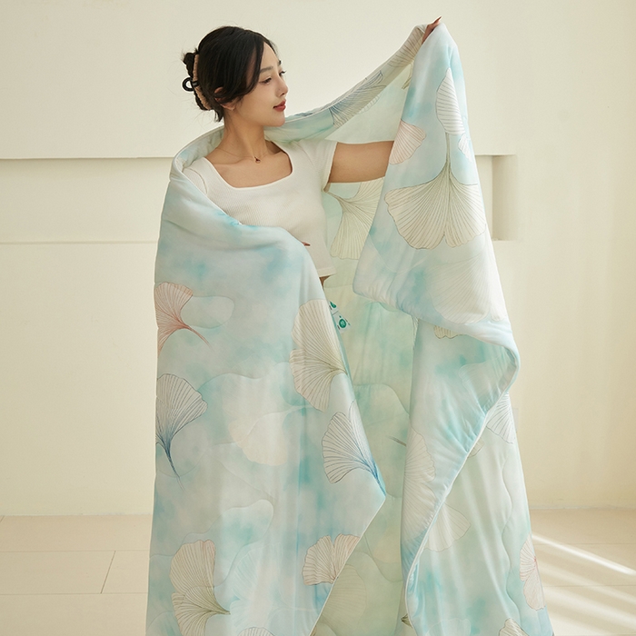 91家纺网 家纺一手货源 找家纺 畅销被业 2025新款凉感丝卡通系列印花夏被 银杏叶