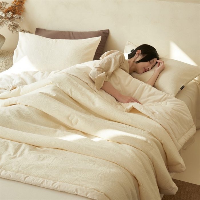 91家纺网 家纺一手货源 找家纺 金鹰 2025新款A类纯棉水洗棉三层流年提花大豆夏被四件套 流年-奶白