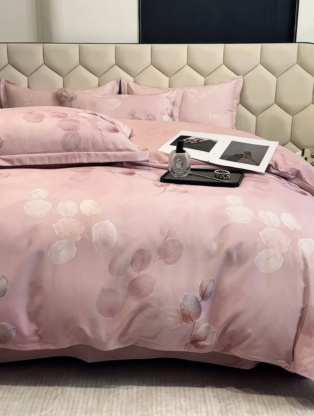 91家纺网 家纺一手货源 找家纺 2025年新款全棉长绒棉数码印花四件套 桐叶梦-粉