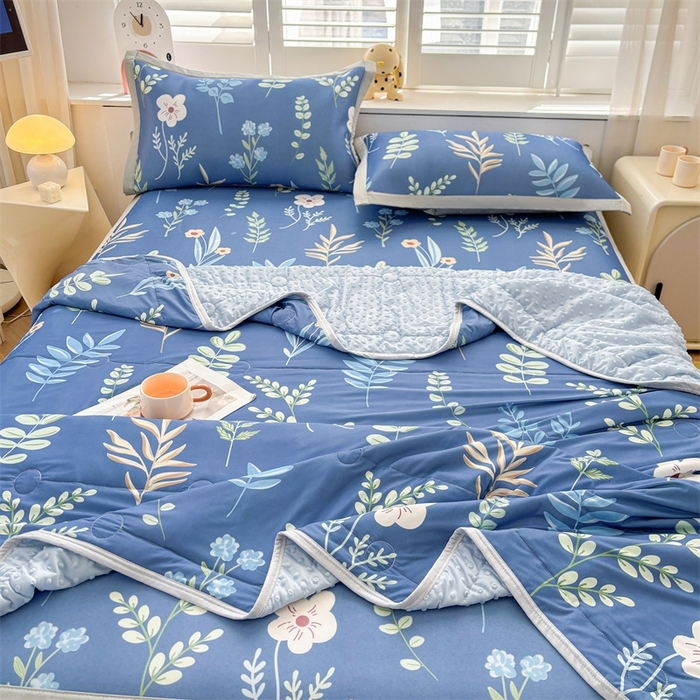 91家纺网 家纺一手货源 找家纺 雯豆2025夏季新品冰丝碳光凉席+凉感丝印花夏被四件套卡通小清新绑带席子四件套 冰丝夏被四件套-花影动