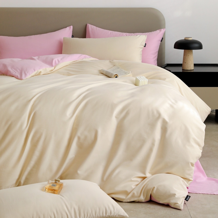 91家纺网 家纺一手货源 找家纺 2025年纯色双拼60支纯棉被套 奶白+白桃粉
