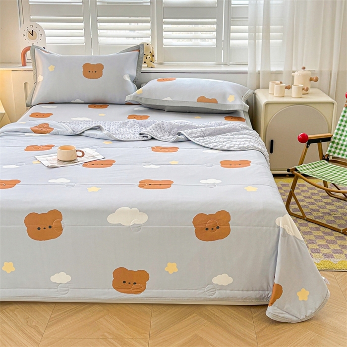 91家纺网 家纺一手货源 找家纺 雯豆2025夏季新品冰丝碳光凉席+凉感丝印花夏被四件套卡通小清新绑带席子四件套 冰丝夏被四件套-布丁小昔