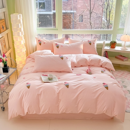 91家纺网 家纺一手货源 找家纺 泽西家纺+V17798841158发大图 2025新品40支全棉纯棉13376成人卡通毛巾绣纯棉四件套冰淇淋系列 冰淇淋-粉