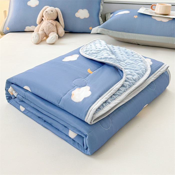 91家纺网 家纺一手货源 找家纺 雯豆2025夏季新品冰丝碳光凉席+凉感丝印花夏被四件套卡通小清新绑带席子四件套 冰丝夏被四件套-天空云