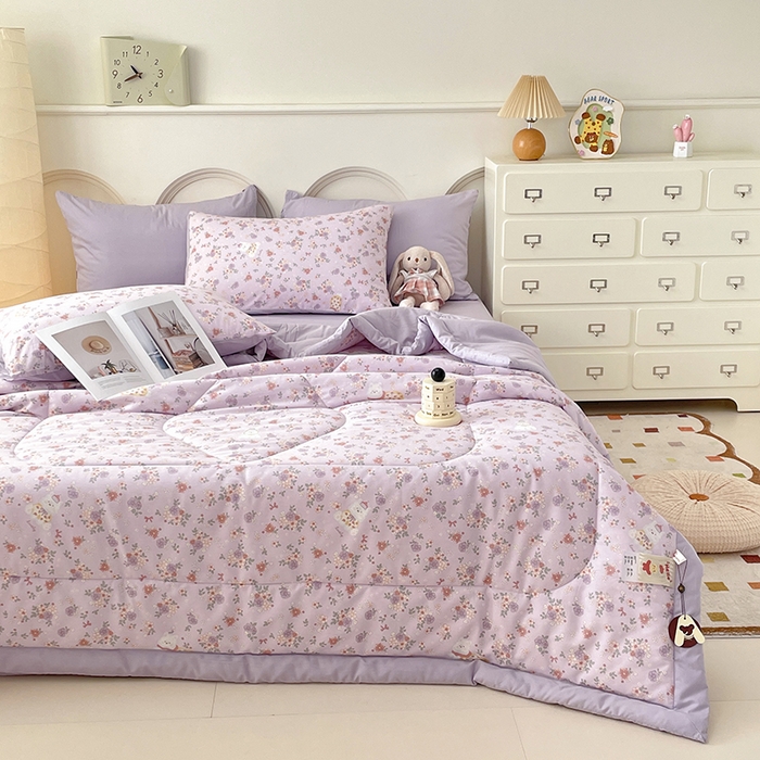 91家纺网 家纺一手货源 找家纺 宜家坊 2025新款全棉夏被碎花卡通小清新简约纯棉夏凉被夏被四件套三件套 紫荆花猫